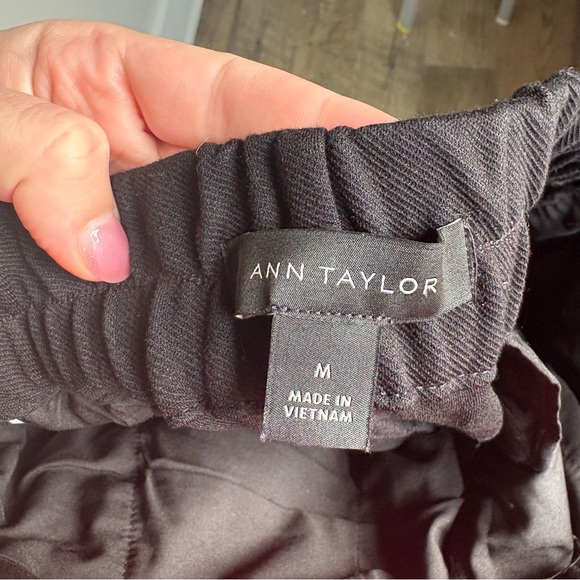 (3/$25) Ann Taylor Black Straight Leg Stretchy Cotton Pull On Slacks - Picture 4 of 4